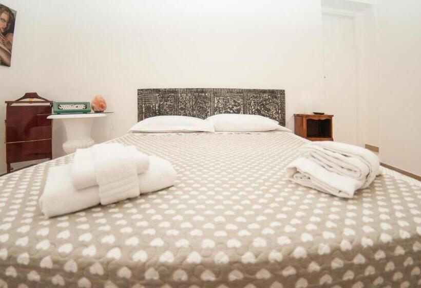 חדר בסיסי לשלושה, Casa Galione