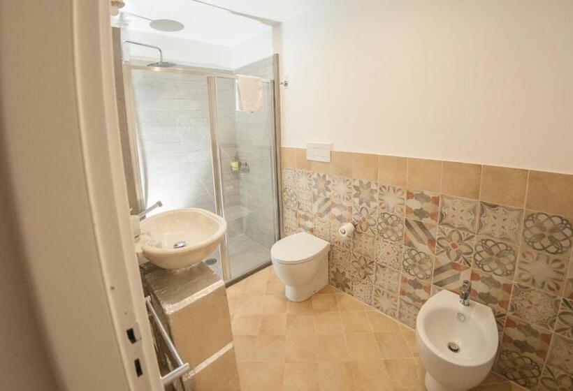 חדר בסיסי לשלושה, Casa Galione