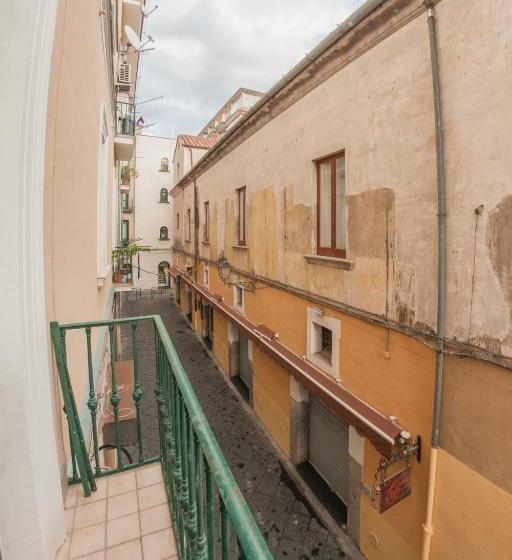 חדר בסיסי לשלושה, Casa Galione