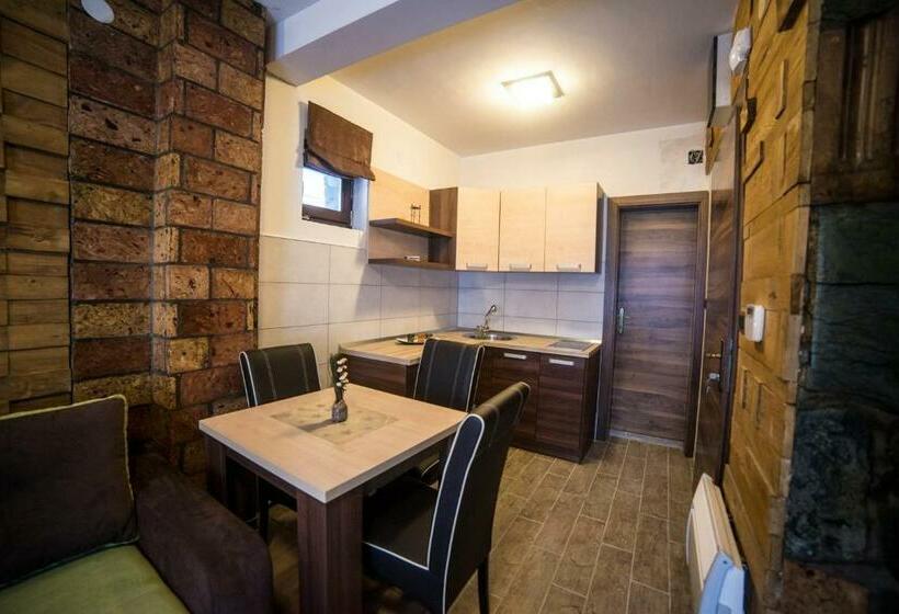 اتاق لوکس, Drugarska Prica Lana