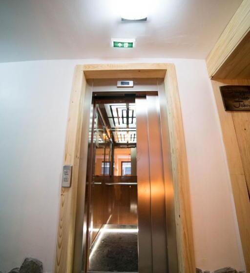 اتاق لوکس, Drugarska Prica Lana