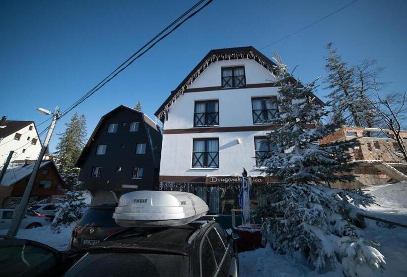 اتاق لوکس, Drugarska Prica Lana