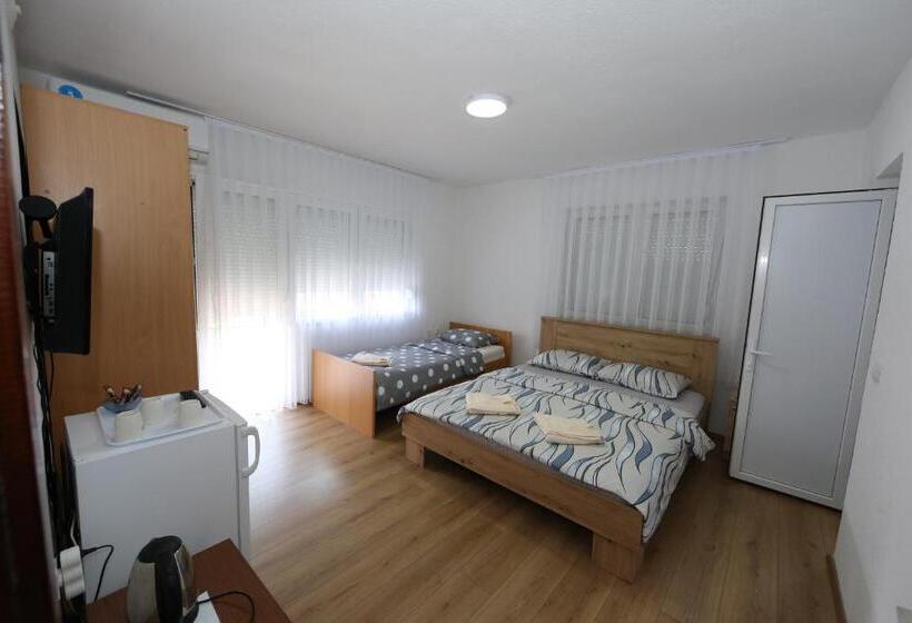 اتاق استاندارد سه نفره, Villa Rita