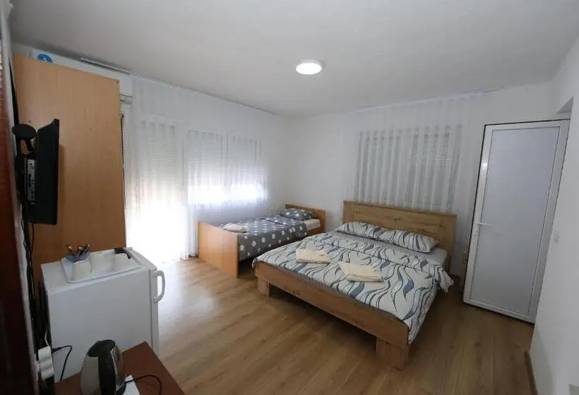 اتاق استاندارد سه نفره, Villa Rita