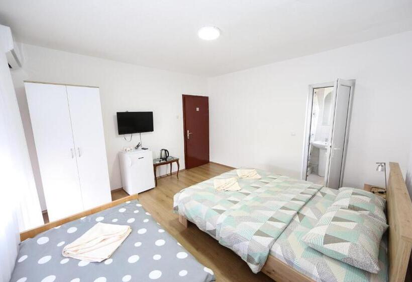 اتاق استاندارد سه نفره, Villa Rita