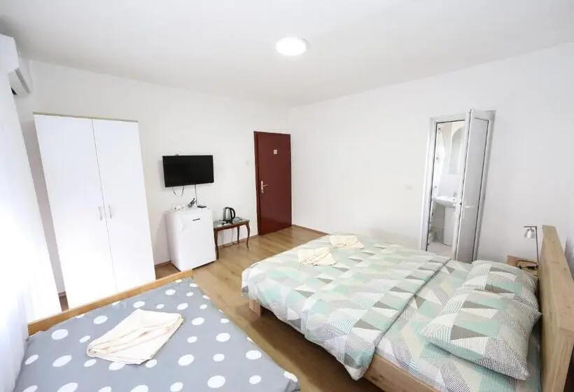 اتاق استاندارد سه نفره, Villa Rita