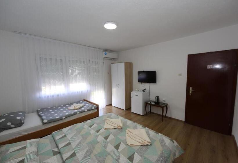 اتاق استاندارد سه نفره, Villa Rita