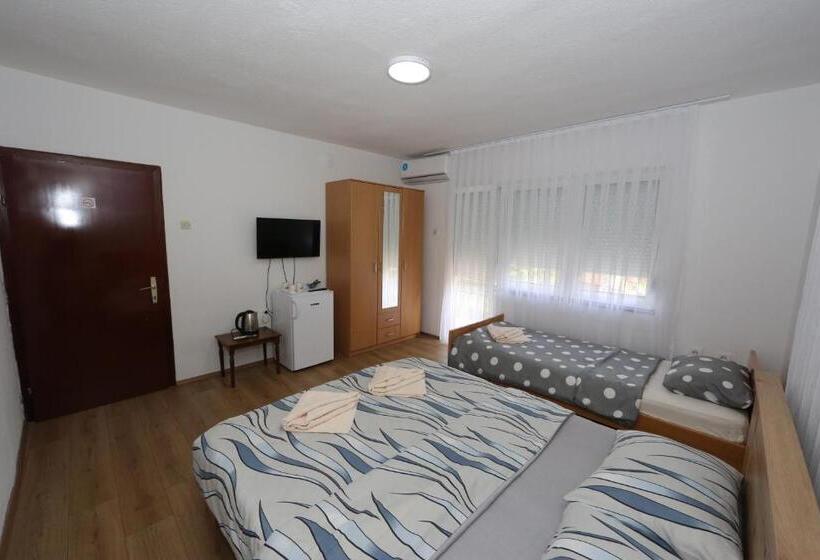 اتاق استاندارد سه نفره, Villa Rita