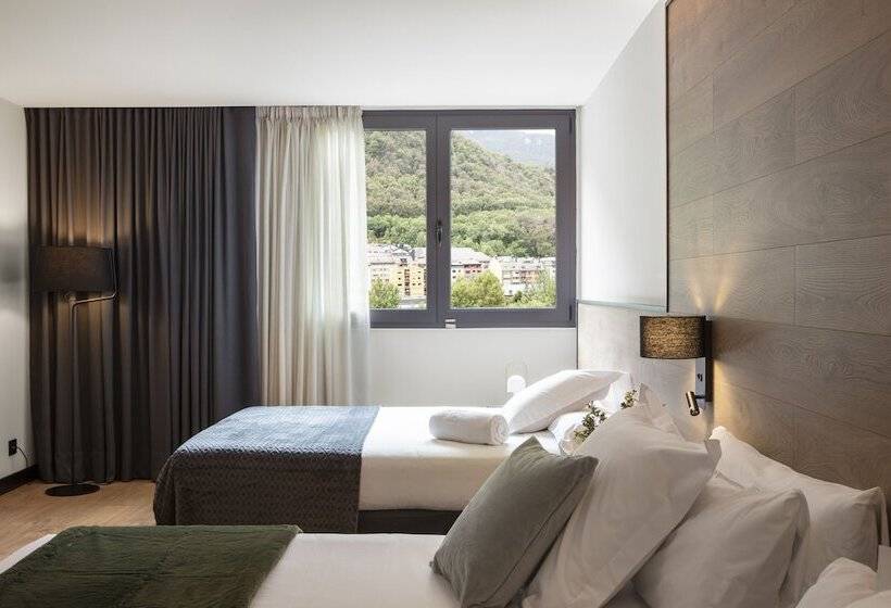 اتاق استاندارد سه نفره, Acta Art