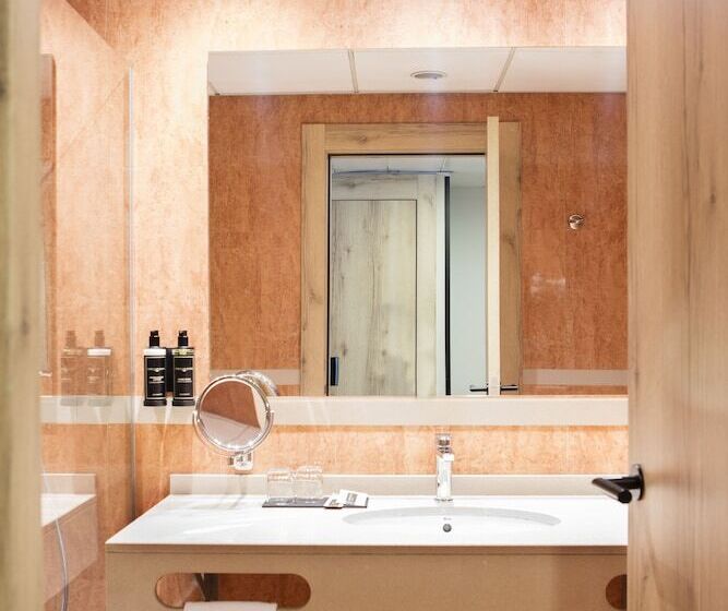 اتاق خانوادگی, Acta Art