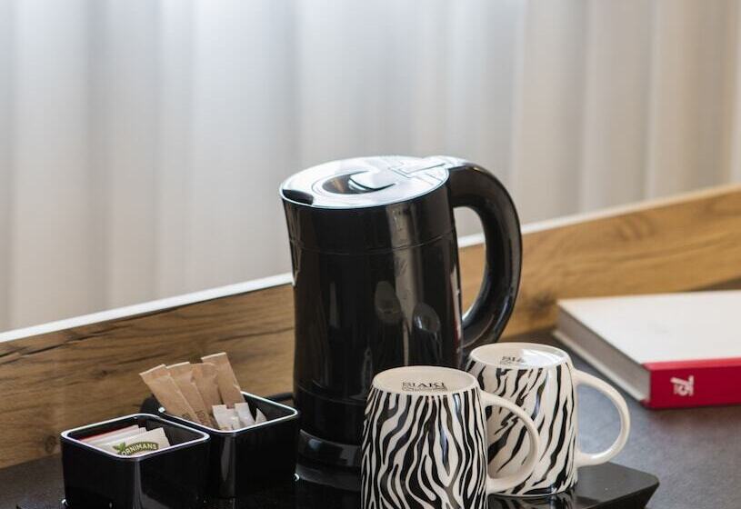 اتاق خانوادگی, Acta Art