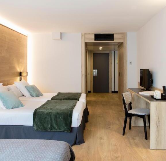 اتاق استاندارد سه نفره, Acta Art