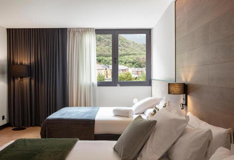 اتاق استاندارد سه نفره, Acta Art