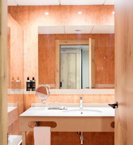 اتاق استاندارد با چشم‌انداز کوهستان, Acta Art