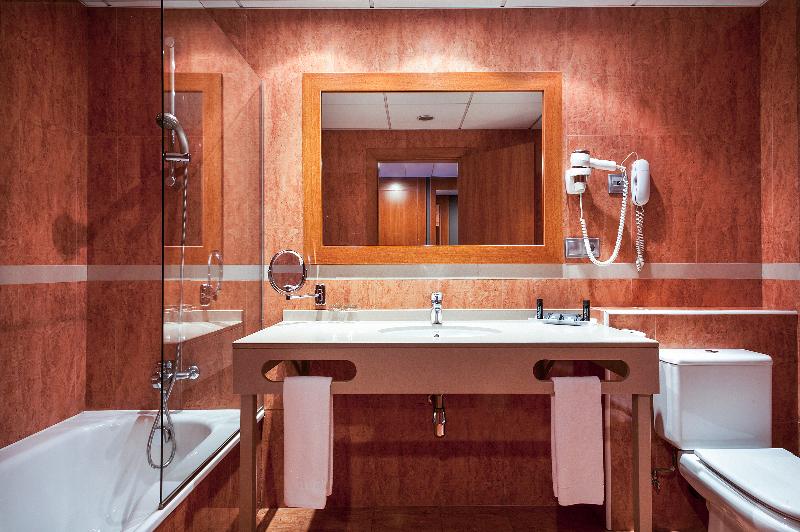 اتاق استاندارد سه نفره, Acta Art