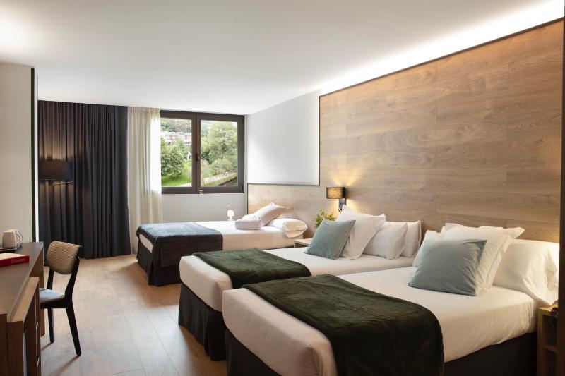 اتاق استاندارد سه نفره, Acta Art