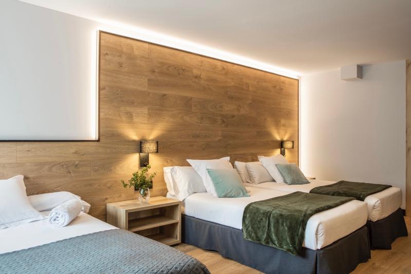 اتاق استاندارد سه نفره, Acta Art