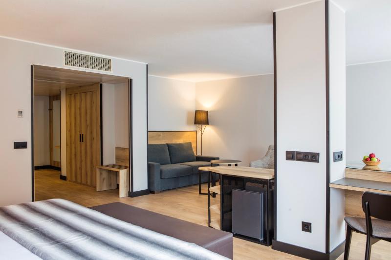 سوییت, Acta Art