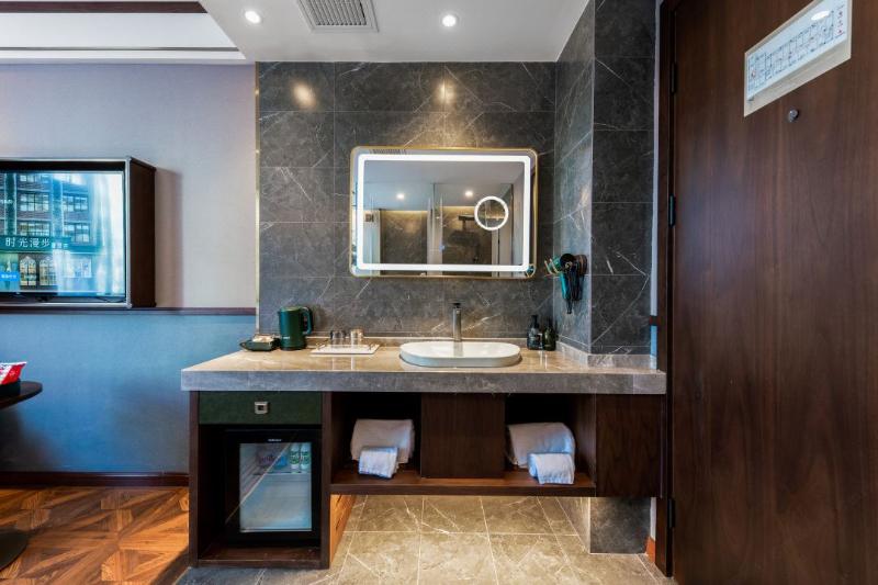 اتاق خانوادگی, Acta Art