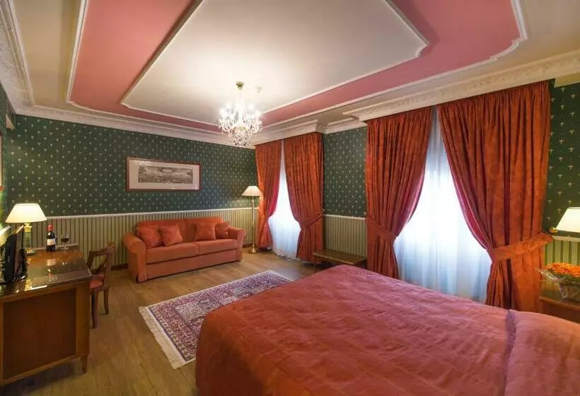 Camera Familiare, Strozzi Palace