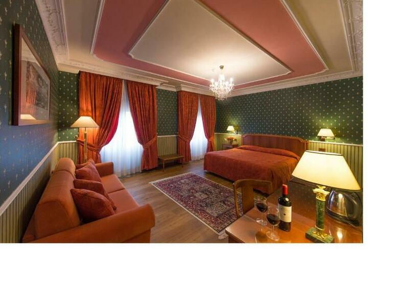 Camera Familiare, Strozzi Palace