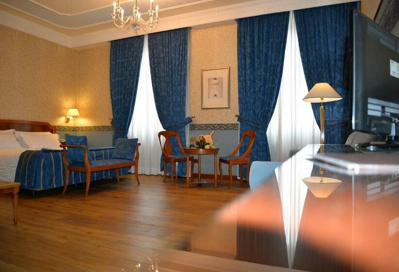 Camera Familiare, Strozzi Palace