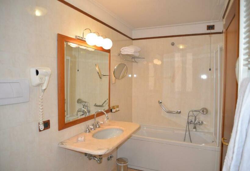 Camera Tripla Deluxe, Strozzi Palace