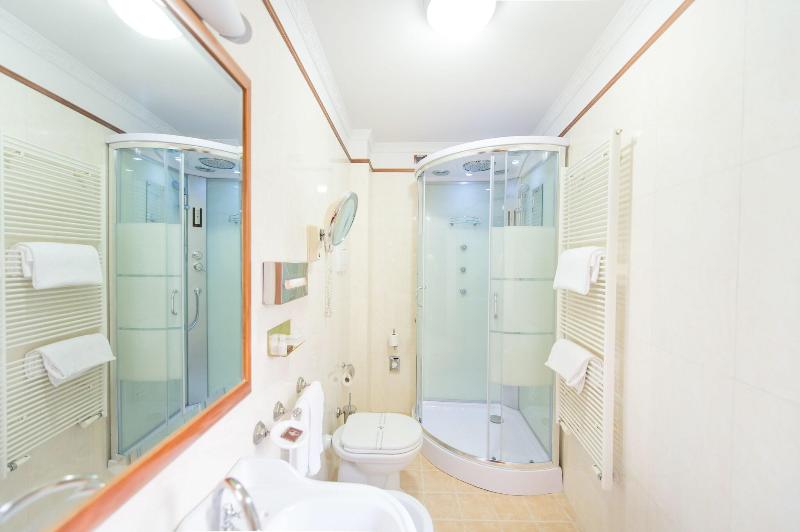 Camera Tripla Standard, Strozzi Palace