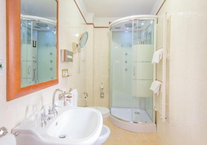 Camera Tripla Standard, Strozzi Palace