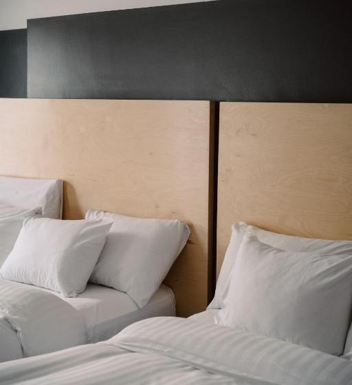 חדר סטנדרט לארבעה, The 1852 Hotel   Self Check In