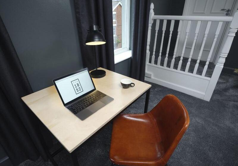 חדר סטנדרט לארבעה, The 1852 Hotel   Self Check In