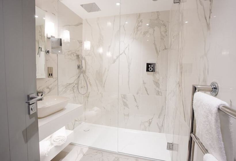 高级大房间, The Scotsman