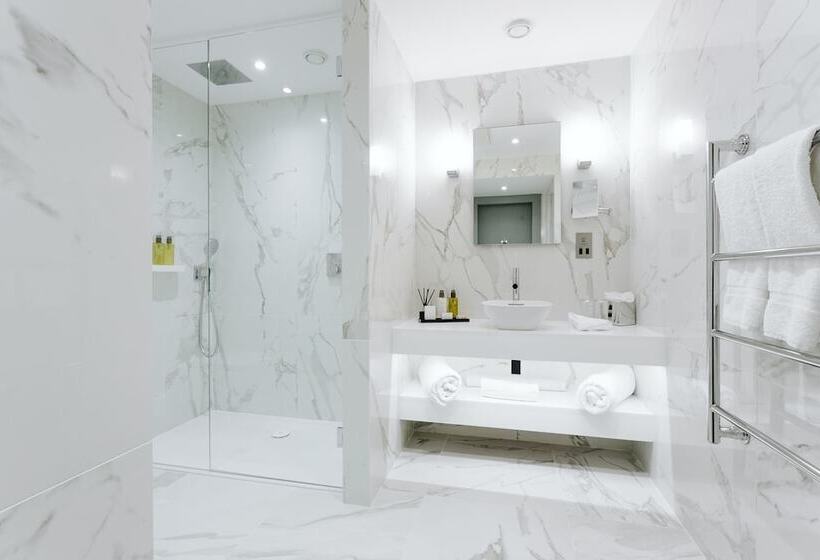 高级大房间, The Scotsman