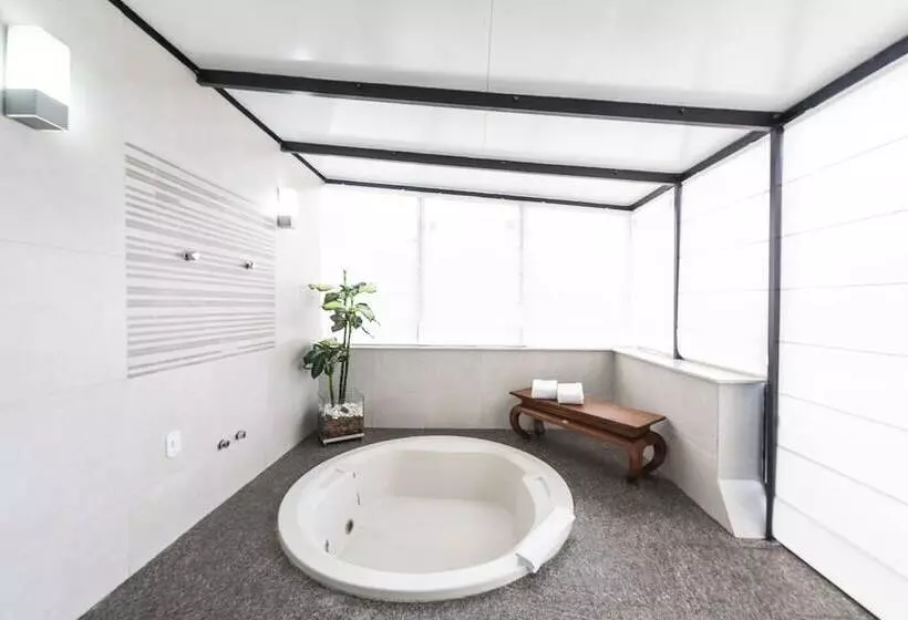 سوییت اجرایی, Mercure Curitiba Batel