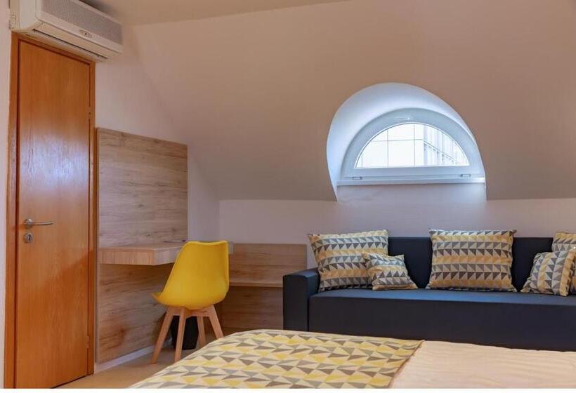 חדר אקזקיוטיב לשלושה, Christina Residence