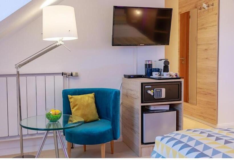 חדר אקזקיוטיב לשלושה, Christina Residence