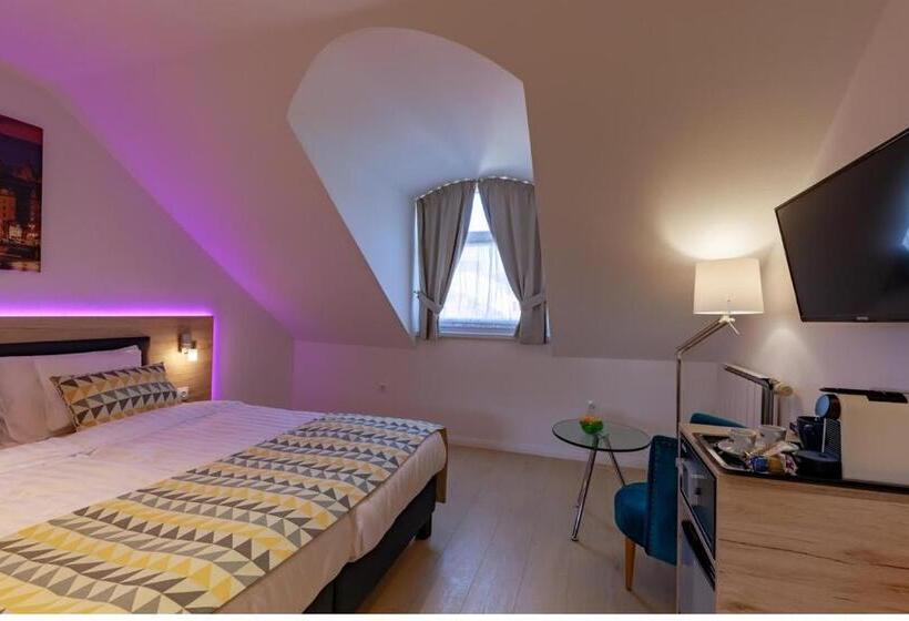 חדר אקזקיוטיב לשלושה, Christina Residence