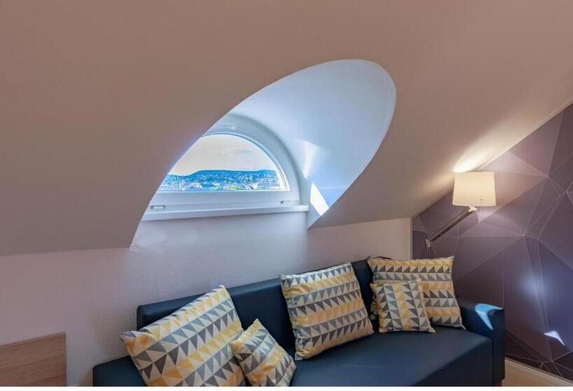 חדר אקזקיוטיב לשלושה, Christina Residence