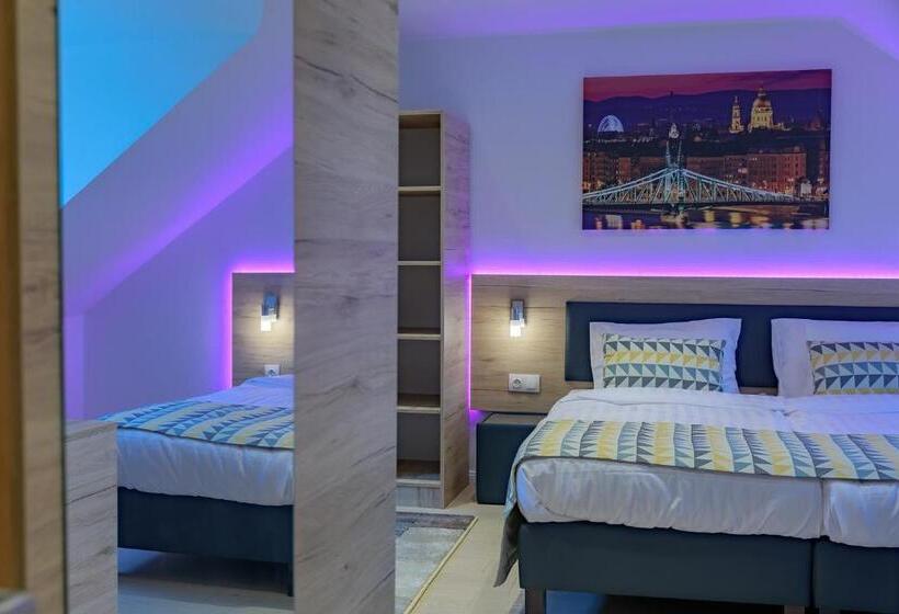 חדר אקזקיוטיב לשלושה, Christina Residence