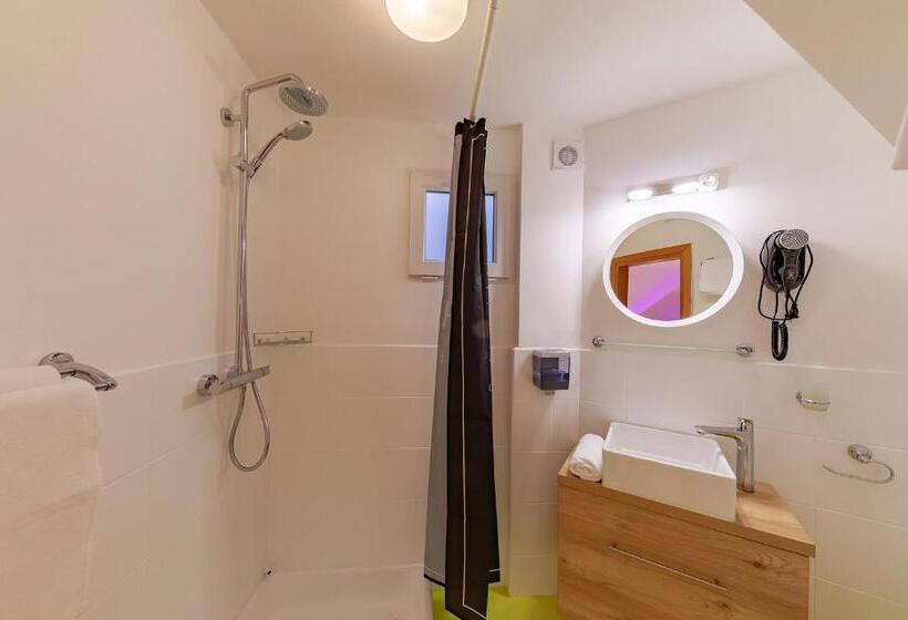 חדר אקזקיוטיב לשלושה, Christina Residence