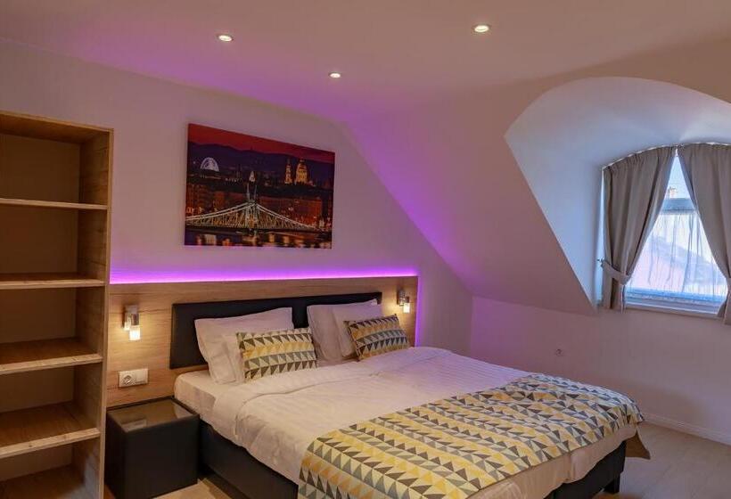 חדר אקזקיוטיב לשלושה, Christina Residence