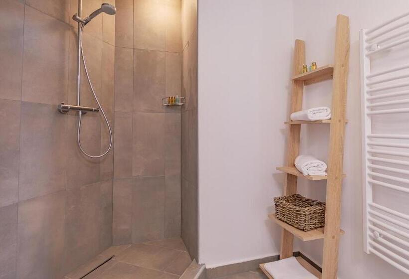 סוויטה משפחתית, Christina Residence