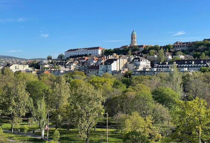 סוויטה משפחתית, Christina Residence