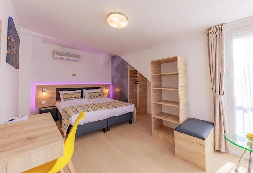 סוויטה משפחתית, Christina Residence