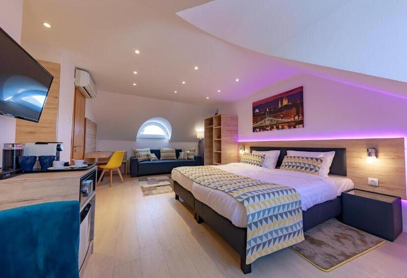 חדר אקזקיוטיב לשלושה, Christina Residence