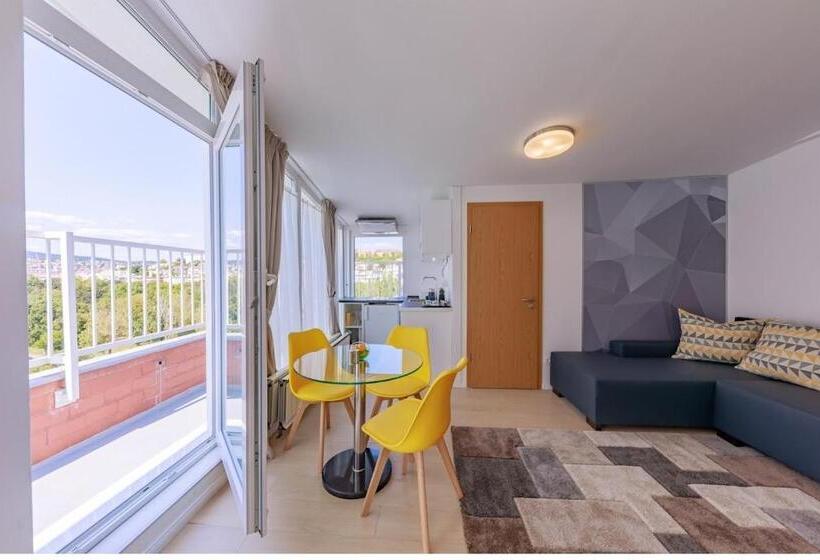 סוויטה משפחתית, Christina Residence