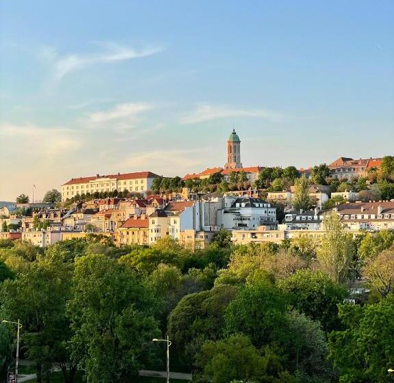 סוויטה משפחתית, Christina Residence