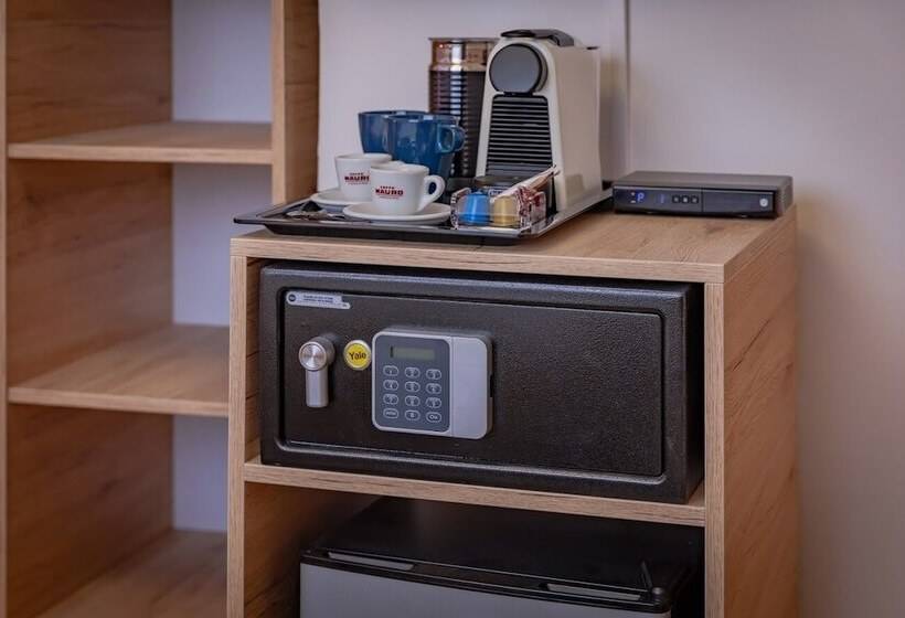 חדר אקזקיוטיב לשלושה, Christina Residence