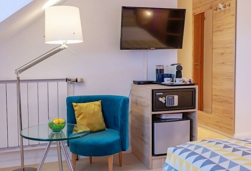 חדר אקזקיוטיב לשלושה, Christina Residence