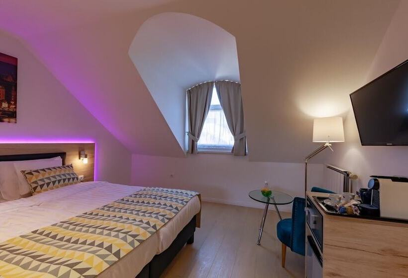 חדר אקזקיוטיב לשלושה, Christina Residence